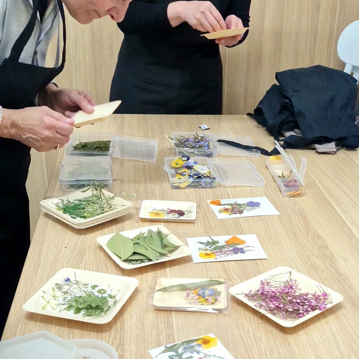Pressed Flowers Resin Art Trays Workshop